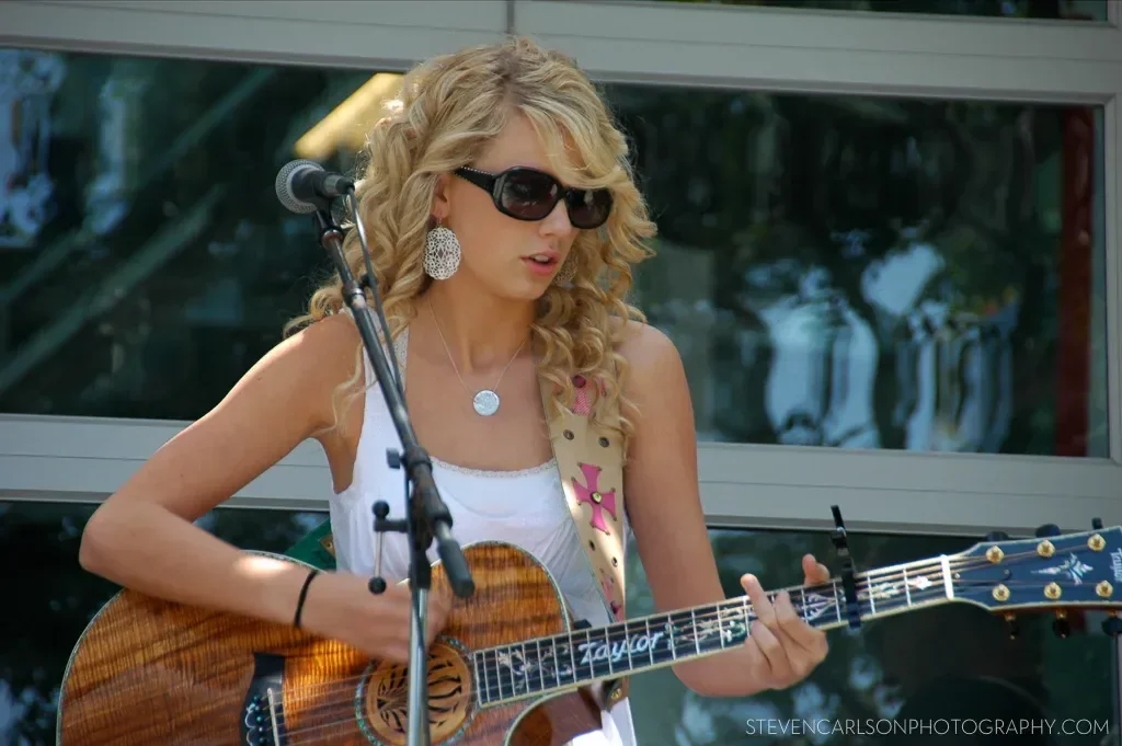 [Image: debut-era-taylor-swift-with-sunglasses-y...in4xf1.png]